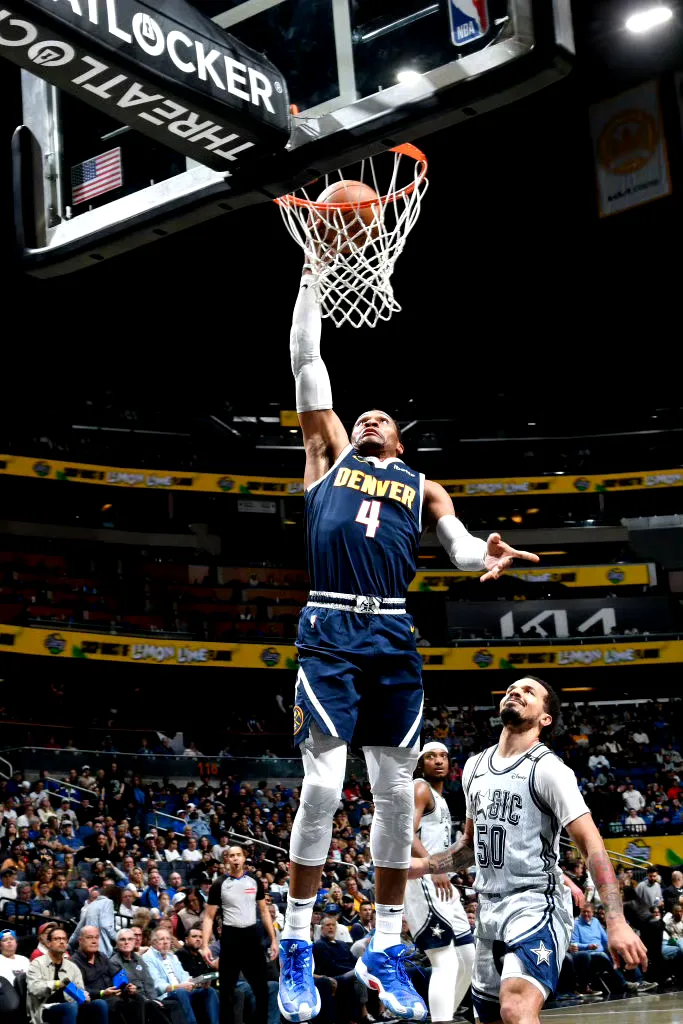 穆雷连续二十场比赛得分超过重要助攻，湖人不断突破！全场沸腾不已的简单介绍